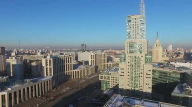 Moskova şehir caddede Saharova kış güneşli gün, taşıma trafik. Havadan görünümü