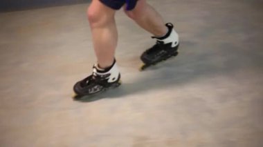 Adam paten kapalı otoparkıyla bacakları