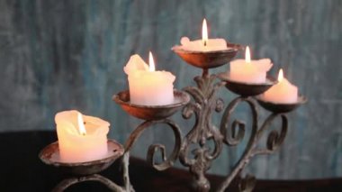 Eski Ferforje şamdan üzerinde beş yanan mum görünümü kadar kapatın