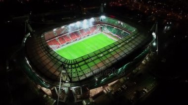 Moskova - 26 Ekim 2015: Futbol arena lokomotif sonbahar akşam maç sırasında aydınlatma ile. Havadan görünümü