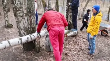 Moskova - 18 Nisan 2015: İnsanlar iş Elk Adası konut kompleksi yakınında. 2,5 milyondan fazla insan Moskova yıllık gönüllü Cumartesi çalışmalarına katılmak