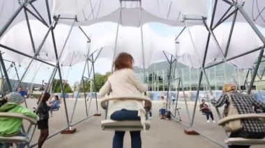 Moskova - Eyl 22, 2015: Yaz günü hızıyla Park Fuar kadın