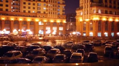 Aydınlatılmış binalar, arabaları ile kış geceleri Moskova'da Park.