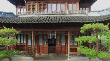 Shanghai - 06 Kasım 2015: Yuyuan Bahçe ve cityscape sonbahar gününde Asya eski tarzı binasında. Havadan görünümü