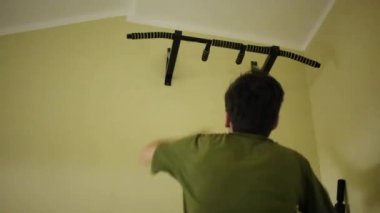 Baba kızı yatay çubuğu duvar ve alıcı'üzerine tırmanmak için yardım.