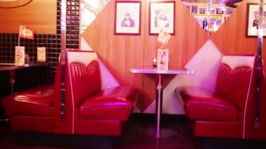 Moskova - 18 Ocak 2015: Kırmızı koltuklar ve portreler Amerikalı yıldız Beverly Hills diner - ağ stilize Amerikan restoran Moskova