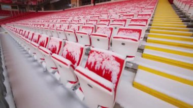 Moskova - 25 Aralık 2014: Satırları yeni Spartak stadyumu kırmızı karlı sandalye. Stadyum kapasitesi - 45 000 insanlar. Stadyum 2010-2014 yılında inşa edilmiş