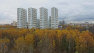 Panorama Elk adada milli park konut kompleksi sonbahar bulutlu gün uzak olmayan bitkilerin ile. Havadan görünümü