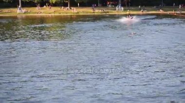 İp için su üzerinde Ark yazma Wakeboard atlet.