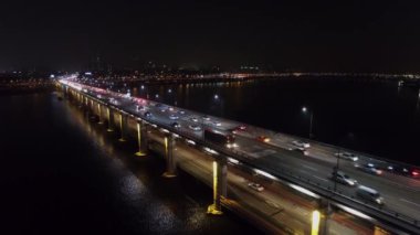 Seoul - 03 Kasım 2015: Şehir trafik Banpodaegyo Köprüsü'nde sonbahar gece. Havadan görünümü