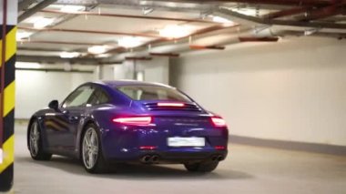 Arka ışıklar kapalı garaj içinde yanma ile mavi spor araba