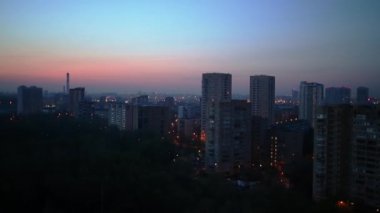 Sabah erken - pembe ve mavi güzel gündoğumu şehrin şarkı kuş sesi