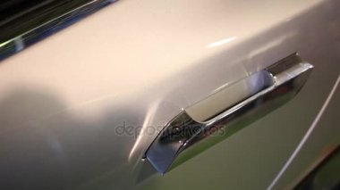 Arabanın kapı kolu iç ve dışarı o zaman slaytlar gizler.