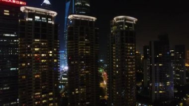 Shanghai - 05 Kasım 2015: Dış cephe, Tancheng Yipin gökdelen gece aydınlatma ile karmaşık. Havadan görünümü