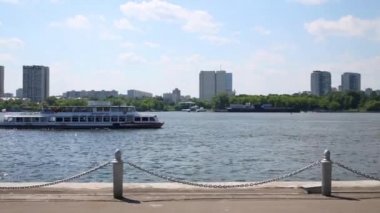 Eğlence yolcu gemi yelken güneşli günde Nehri üzerinde
