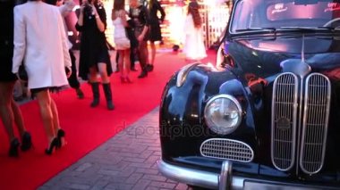 Far retro araba ve insanların olay sırasında bacak