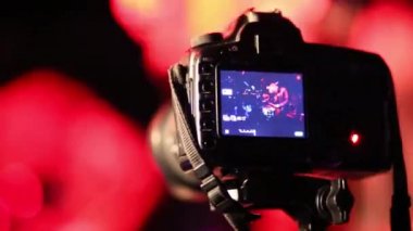 Gece kulübü, video ses (fotoğraf makinesi perde modeli açıklaması ile erkekte ile performans davulcu çekim kamera görünümünü kapat)
