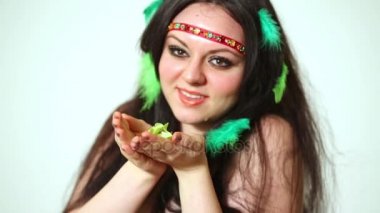 Esmer kız modeli saç tüylü yaprakları tutar.