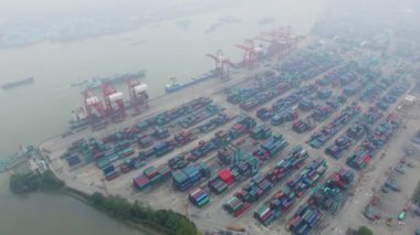 Shanghai - 07 Kasım 2015: Zhanghuabang konteyner Terminal sonbahar bulutlu gün Mayıs gemiler ile kıyı Hanghan nehrinde. Havadan görünümü