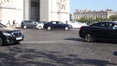 Paris, Fransa - 11 Eylül 2014: Trafik yer Charles de Gaulle, 1806-1836 yılında mimar Jean Shalgrenom tarafından inşa üzerinde Triumph Arch yakınındaki
