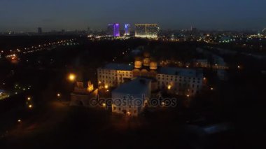 Moskova - 22 Kasım 2015: Panorama megapolis ve sonbahar akşam Izmailovsky adada kutsal bakire Katedrali ile. Havadan görünümü