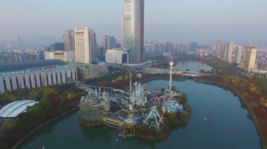 Seoul - 03 Kasım 2015: City gökdelen Lotte kule sonbahar günü, çok uzak olmayan gölde Lotte World eğlence parkı ile panorama. Havadan görünümü