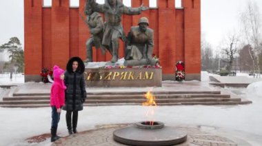 Anne ve kızı memorial kış ikinci dünya savaşında katılan Siberians taşımaktadır. Metin: Siberians