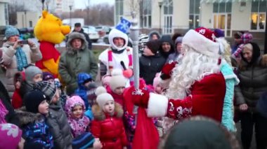 Moskova - 18 Aralık 2014: Çocuk oyun karmaşık Losinyj Ostrov konut üzerinde Ded Moroz konuştuğu. 1998 çalışma devlet turizm Veliky Ustyug - vatan Ded Moroz proje.