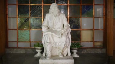 Büyük Rus kimyager Mendeleev aydınlatma ile gece heykeli