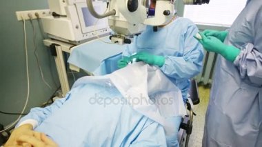 Moskova - Eylül 1, 2015: Hemşire doktorla kuralları oftalmik cerrahide litotripsi ve endosurgical Merkezi