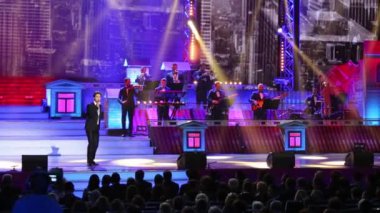 Moskova - 17 Aralık 2014: Mark Tishman Fiddler çatı üzerinde ödül töreninde devlet Kremlin sarayında siyah takım elbise şarkı şarkı. 1961 yılında Devlet Kremlin Sarayı inşa.