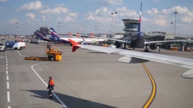 Moskova, Rusya - 20 Ağustos 2014: Airdrome işçi kesiminden Havaalanı Sheremetyevo uçak hareket takip kanatları altına.
