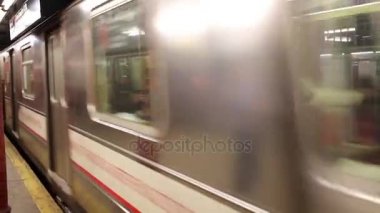 NYC, Amerika Birleşik Devletleri - 22 Ağustos 2014: Tren varış metro istasyonu 79 Caddesi'ndeki Manhattan '. New York City metro istasyonları sayısında dünyanın en büyük metro sistemidir.