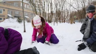 Üç mutlu çocuklar beyaz kar kış gününde atın.