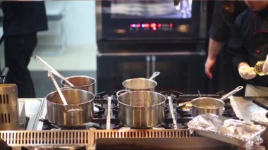 Mutfak Cafe ve siyah giyim aşçı soba üzerinde beş tencere