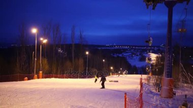 Snowboard ve Kayak spor kompleksi geceleri füniküler