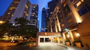 Philadelphia, Amerika Birleşik Devletleri - 01 Eylül 2014: The Logan Hotel, Hotel Embassy Suites ve Katedrali St Peter ve Paul Philadelphia geceleri