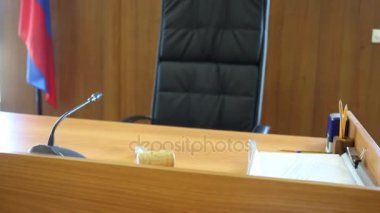 Yargı koltuk boş ışık mahkeme salonunda çekiç ile