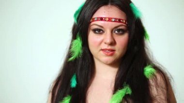 Tüylü saç gülümseyen esmer kız modeli.