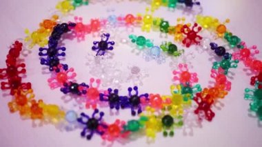 Yakın çekim masada güzel çok renkli plastik boncuk