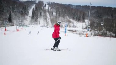tepe üzerinde kış, yamaçta kadını