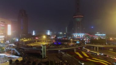 Shanghai - 07 Kasım 2015: Şehir trafik dolambaçlı Oriental Pearl Tv Kulesi akşam dan uzak değil. Havadan görünümü