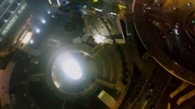 Shanghai - 07 Kasım 2015: Taşıma trafik yuvarlak kare, sonbahar akşam yaya köprüsü üzerinde. Havadan görünümü