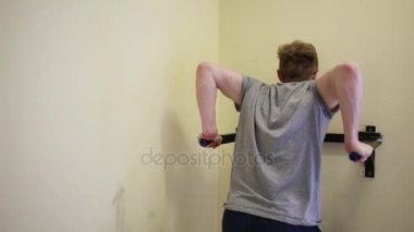 Duvar kapalı renkli iki yatay çubuk trenlerde genç adam