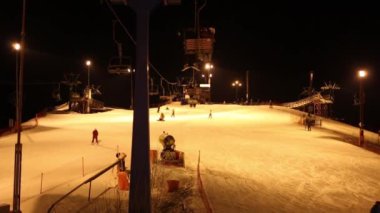 Füniküler gece ve parça ile birçok kayakçı Kayak merkezinde