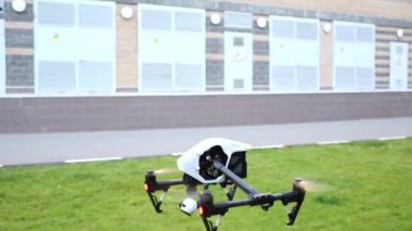 Moskova - 8 Ağustos 2015: Yeşil çimenlerin üzerinde açılış ve kapatma ile DJI indeks işlem Quadrocopter ilham veriyor. Şu anda, esin modeli yüz binlerce dünya çapında hayranları vardır kazandı zaten.