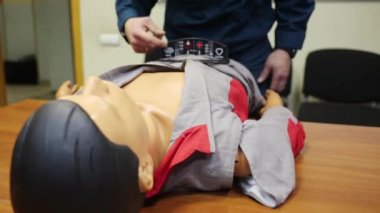 Tablo manken eğitim kurtarma ekipleri ve eğitmen onun yanında yatan düğmelerini açıklar