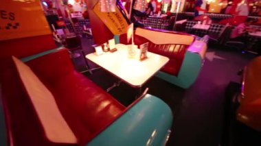Moskova - 18 Ocak 2015: Boş tablolar ve kanepeler Beverly Hills diner - ağ stilize Amerikan restoran Moskova