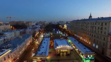 Moskova - 29 Kasım 2015: Trafik Chistoprudniy Bulvarı anıt A.S.Griboedov kış akşam ile metro istasyonu yakınındaki. Havadan görünümü