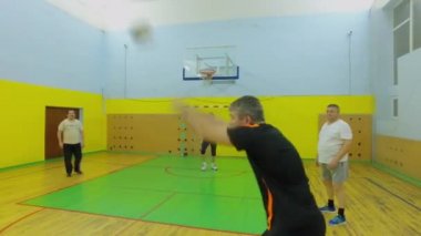 Moskova - 26 Kasım 2015: Birkaç yetişkin insanlar oyun Voleybol Spor salonunda.